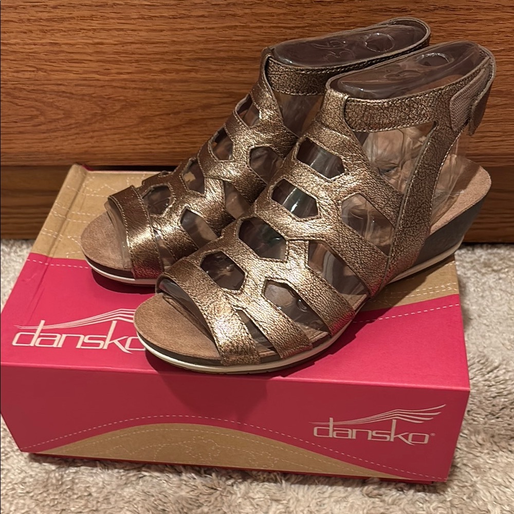 NWT Dansko Women's Metallic Wedge Sandals 36 gold Valentina Nappa gladiator